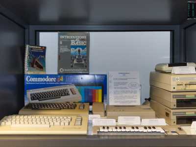 Negli anni 80 ci fu quindi il boom dei dispositivi informatici �domestici�. A farla da padrone furono i Commodore Pet, tra cui il Commodore 64 utilizzato per lo studio ma soprattutto per i giochi e dotato di periferiche quali joystick e nastri che servivano per caricare e salvare programmi: i �datassette� 